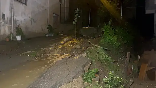 Mudanya'da sel etkili oldu dereler taştı, araçlar sular içinde kaldı

