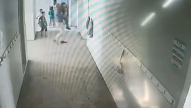 Müdür yardımcısı 6 yaşındaki öğrenciyi havaya kaldırıp fırlattı, o anlar kamerada

