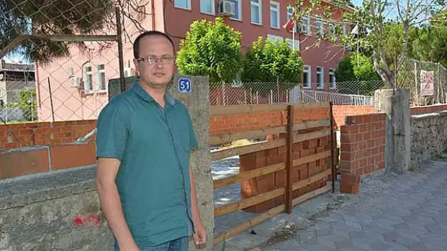 Müdürlüğün bahçesine duvar örerek arsayı satışa çıkardı