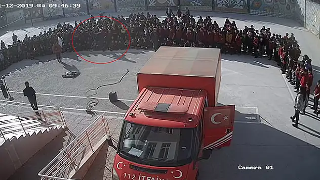 Müdürün öğrenciye tekme attığı anlar saniye saniye güvenlik kamerasına yansıdı