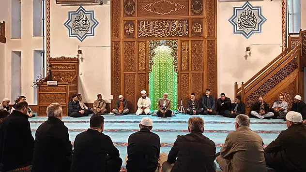 Müftü Taş, cemaatle bir arada