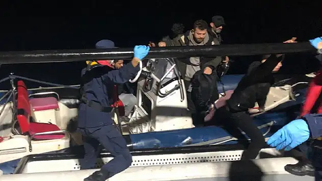 Muğla açıklarında bot sürüklendi, 17 düzensiz göçmen kurtarıldı
