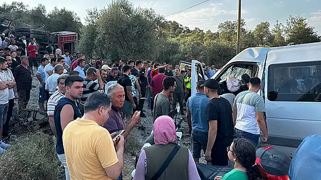 Muğla'da arazöz ile minibüsün çarpıştığı kazada 15 kişi yaralandı
