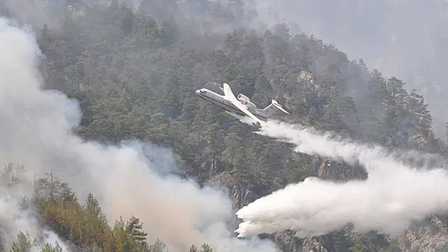 Muğla'da devam eden 5 yangına havadan ve karadan müdahalede bulunuluyor
