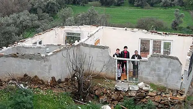 Muğla'da hortum evin çatısını uçurdu