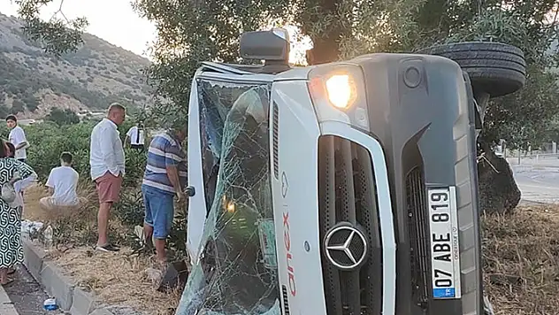 Muğla'da kamyon, tur minibüsüne çarptı: 6 turist yaralı