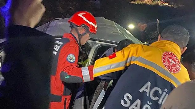 Muğla'da kamyonet ile otomobilin çarpıştığı kazada 2 sağlık çalışanı öldü, 3 kişi yaralandı
