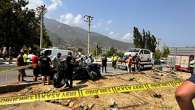 Muğla'da kavşakta minibüsle çarpışan otomobilin sürücüsü öldü

