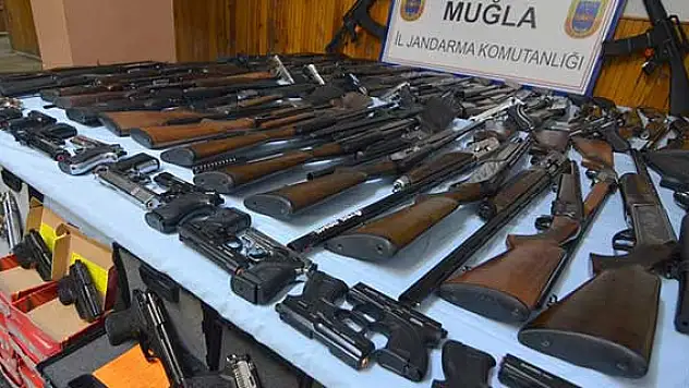 Muğla'da minibüste ruhsatsız silahlar ele geçirildi