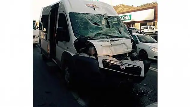 Muğla'da öğrenci servisi ile beton mikseri çarpıştı: 8 yaralı