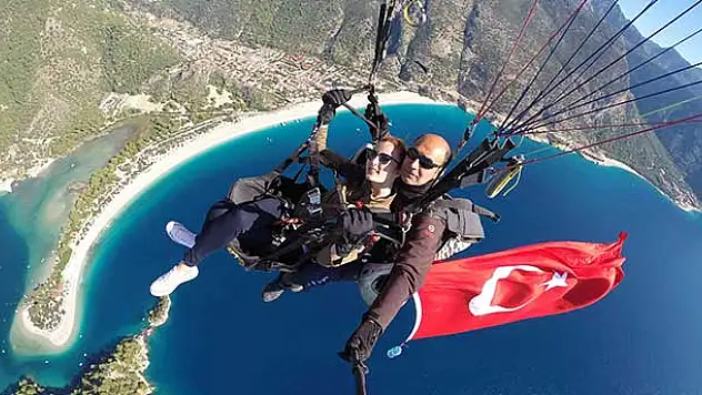 Muğla'da Paraşütçüler Gökyüzünde Dev Dayrak Açtı