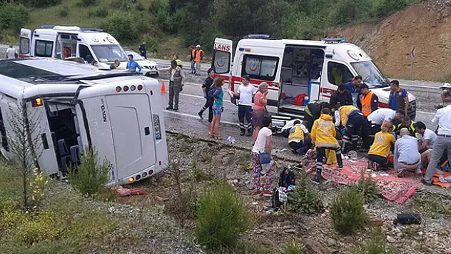 Muğla'da tur midibüsü devrildi