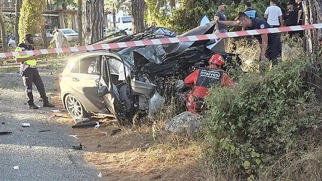 Muğla'da otomobil, ağaca çaptı: 1 ölü, 1 yaralı