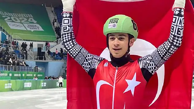 Muhammed Bozdağ, kısa kulvar sürat pateninde Türkiye'ye ilk madalyasını kazandırdı

