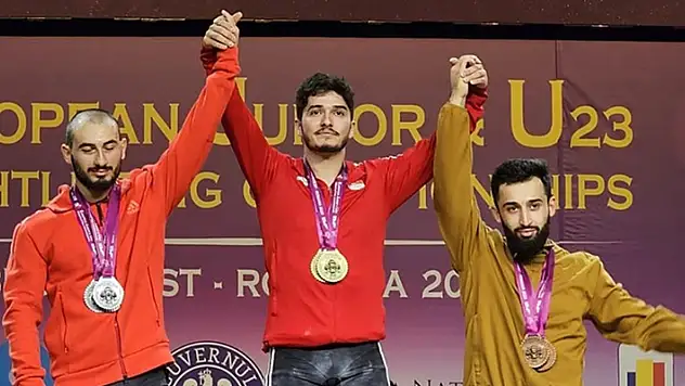 Muhammed Furkan Özbek, Gençler Avrupa Halter Şampiyonası'nda 2 altın madalya kazandı
