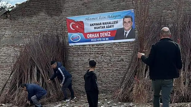 Muhtar adayı broşür yerine fidan dağıttı
