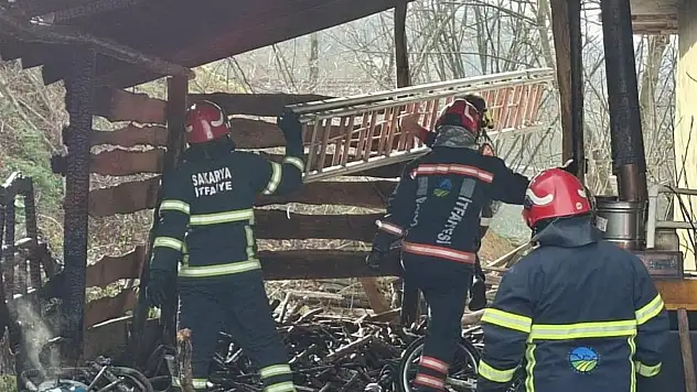 Muhtemel faciayı itfaiye önledi: Odunluktaki yangın eve sıçramadan söndürüldü