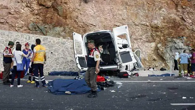 Mültecileri taşıyan minibüs kaza yaptı: 9 ölü, 30 yaralı