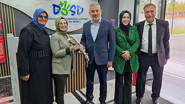 Munlafalıoğlu'ndan özel eğitim kahramanlarına çiçekli sürpriz