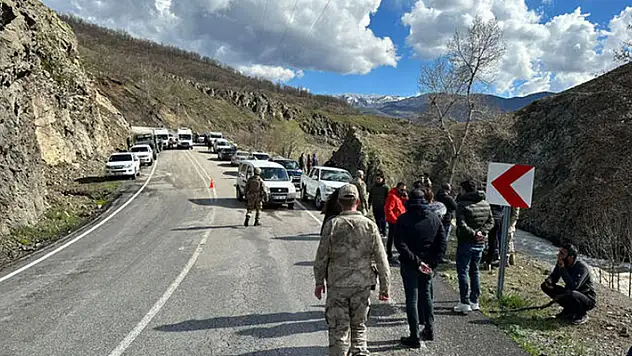 Munzur Çayı'na otomobil uçtu: 3 kayıp
