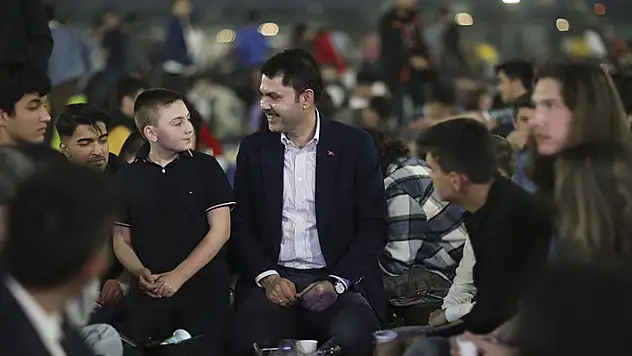 Murat Kurum, gençlerle iftar yaptı
