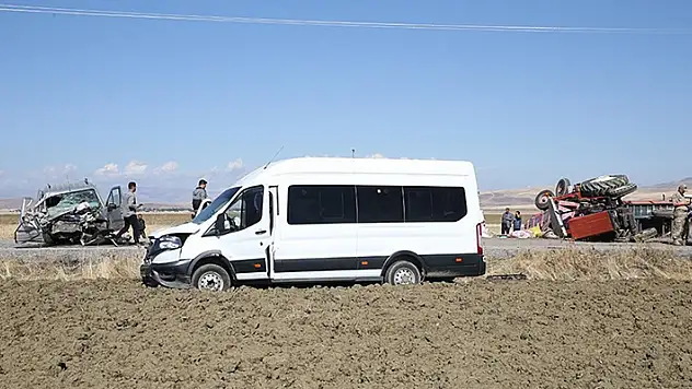 Muş'ta 3 aracın karıştığı kazada 10 kişi yaralandı
