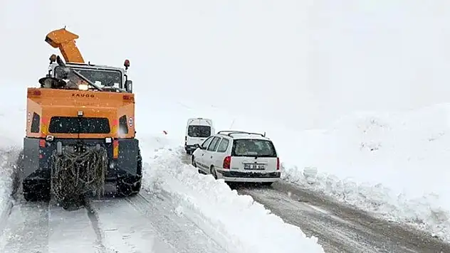 Muş'ta araçlarıyla yolda mahsur kalan 85 kişi kurtarıldı
