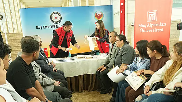 Muş'ta 'El Ele Güvenli Geleceğe' projesi kapsamında bilgilendirme standı kuruldu