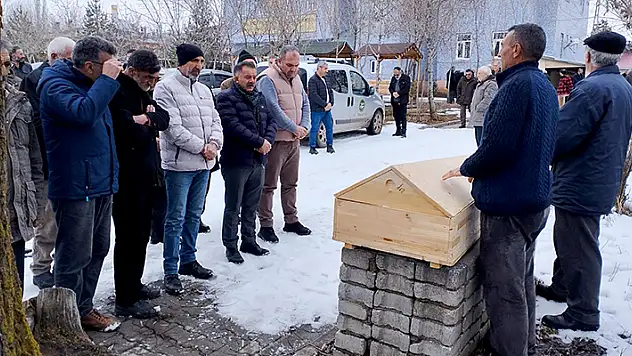 Muş'ta ipte asılı bulunan ortaokul öğrencisi 2 kız, toprağa verildi

