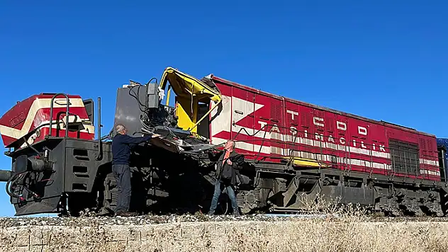 Muş'ta tren, beton pompası kamyonuna çarptı: 1 ölü, 2 yaralı
