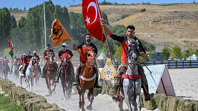 Muş ve Bitlis'te Malazgirt Zaferi'nin 952. yıl dönümü coşkusu yaşanıyor
