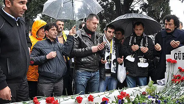 Müslüm Gürses kabri başında anıldı