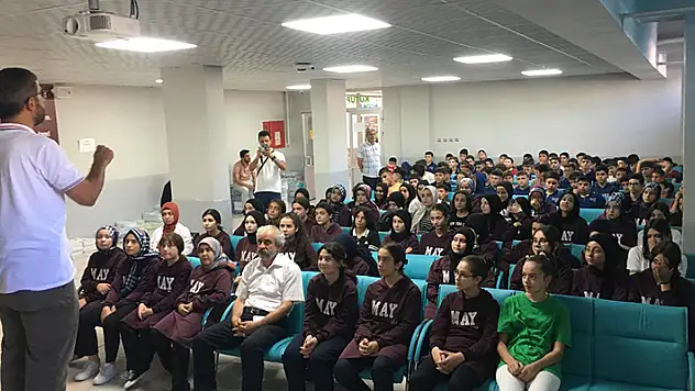 Müslüme Ali Yaman İmam-Hatip Ortaokulu'nda Mevlid-i Nebi konferansı 