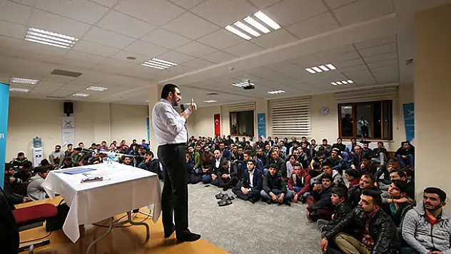 Mustafa Akış, gençlere yeni Cumhurbaşkanlığı sistemini anlattı