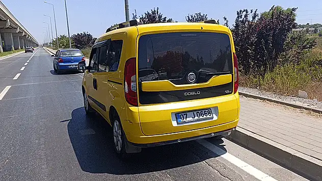 Müşteri almak için duran taksiye çarptı: 1 yaralı