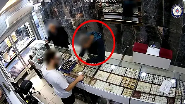 Müşteri gibi girdiği kuyumcu dükkanından 9️0 bin TL'lık altın kolye çaldı
