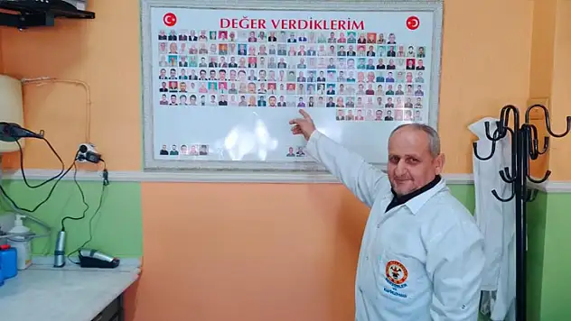 Müşterilerinin anısını berber dükkanında yaşatıyor
