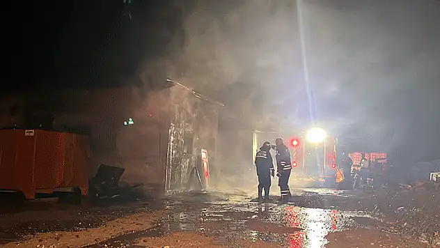 Mutfak tezgahı imalathanesinde çıkan yangın söndürüldü