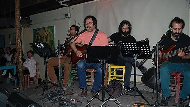Mutlu Hayvanlar Derneği konser düzenledi