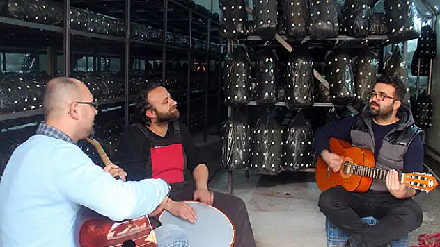 Müzikli terapiyle istiridye mantarı yetiştiriyor