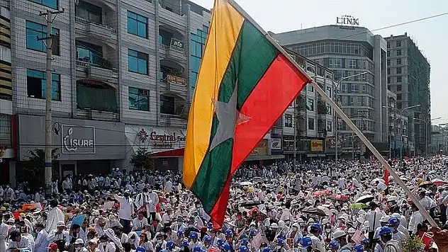 Myanmar'da askeri darbenin ardından ilk kez yapılan genel seçimlerin son aşaması başladı