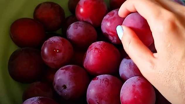 Nadir görülen sindirim sistemi hastalığı tedavi edildi: 'Erik, kiraz ve zeytini çekirdeği ile tüketmeyin'