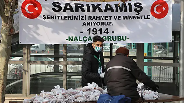 Nalçacı taraftar grubu Sarıkamış şehitleri için simit dağıttı