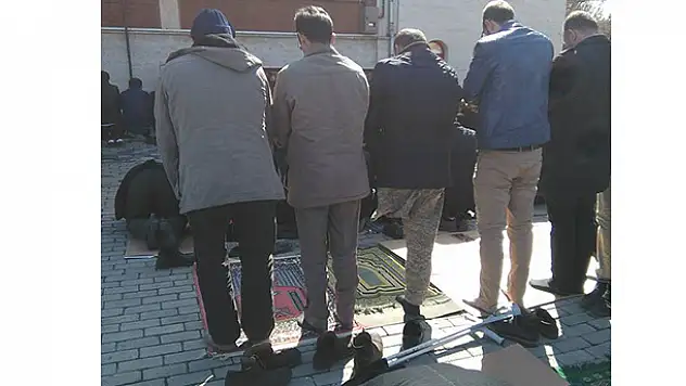 Namaz aşkı 'engel' tanımadı