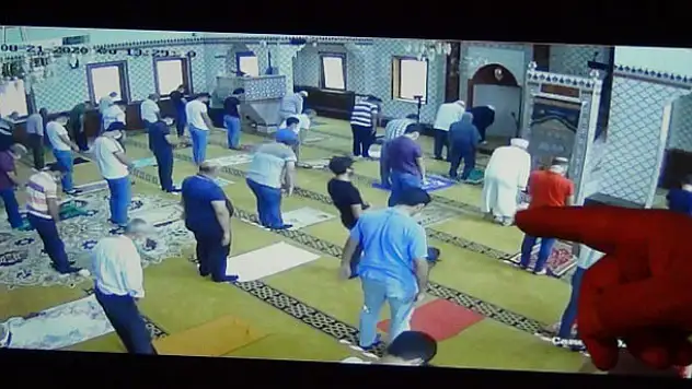 Namaz sırasında baygınlık geçiren genci böyle yakaladı