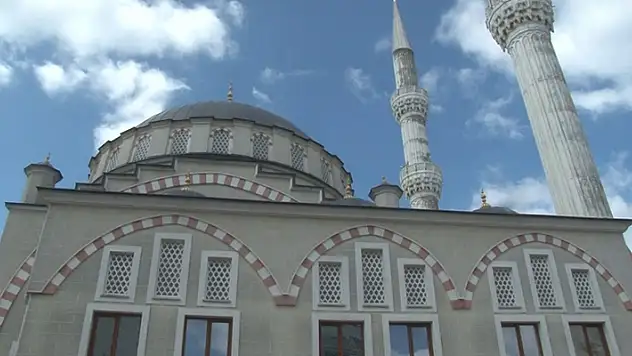 Namaza gittikleri camide avluya bırakılmış 3 günlük bebek buldular!