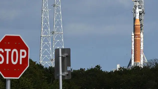 NASA, Ay'a dönüş programı 'Artemis'in fırlatılışını dondurucu soğuklar nedeniyle erteledi