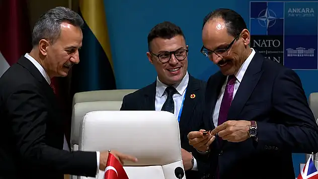 NATO Zirvesinde dikkat çeken an: Masadaki kalemde ne var?