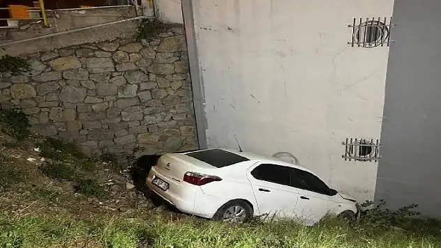 Navigasyonun gösterdiği ara yola giren araç boşluğa düştü!