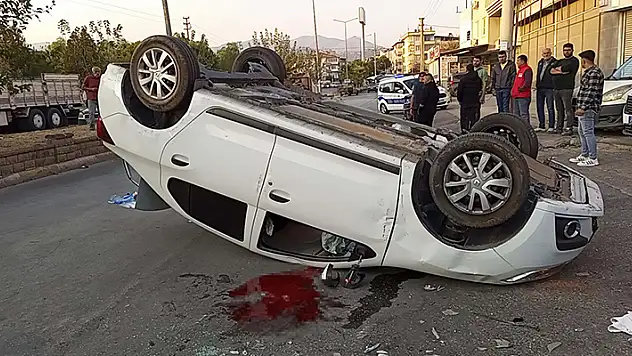 Nazilli'de 2 otomobil çarpıştı: 2 yaralı
